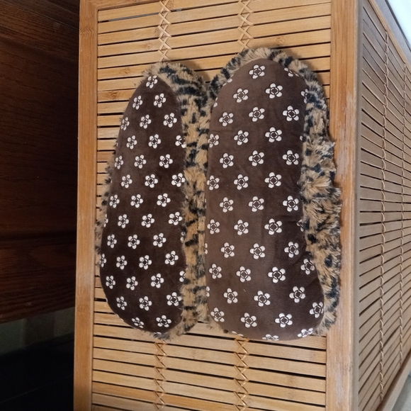 🤎🐆Halloween “Cavewoman” Warmies Slippers. Comfort for the Feet Sz 6-10 - Picture 2 of 6